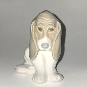 DALIA PORCELAIN BASSETT HOUND SHELF SITTER